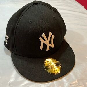 New York Yankees black HAT white logo fitted cap 7 5/8”no inhibitions blow down